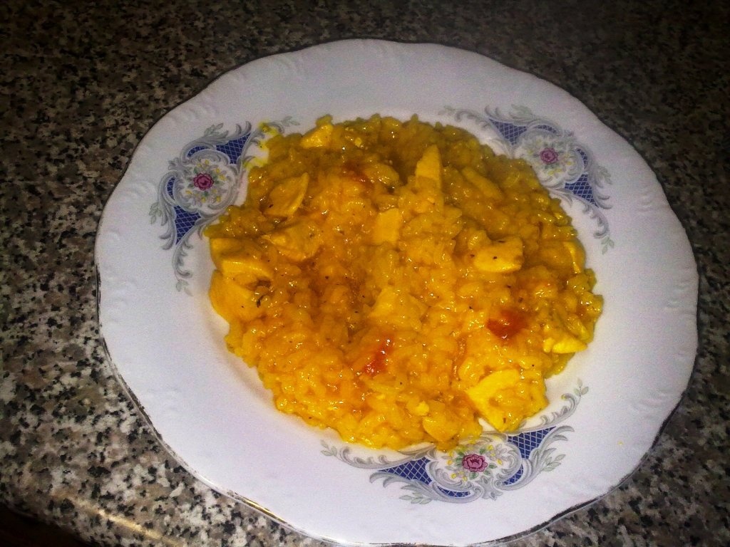 Orez cu piept de pui.si rosii.