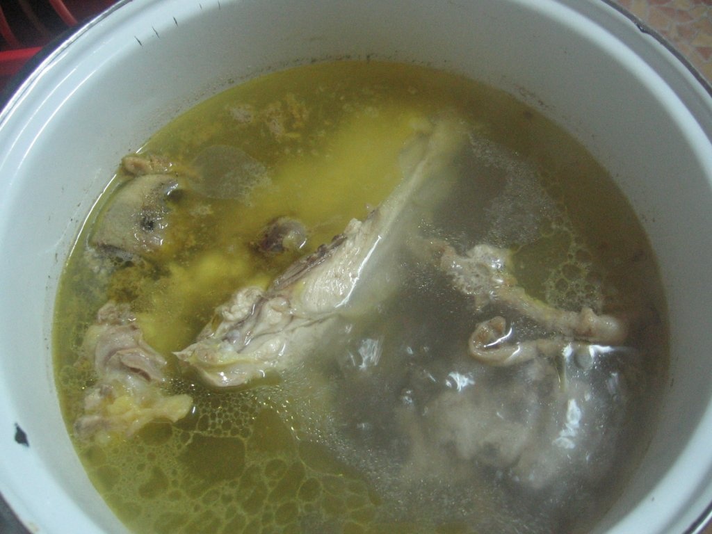 Supa de gaina de casa cu galuste de gris sau taitei