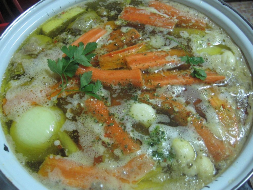 Supa de gaina de casa cu galuste de gris sau taitei