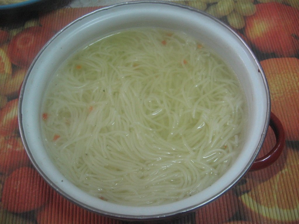 Supa de gaina de casa cu galuste de gris sau taitei