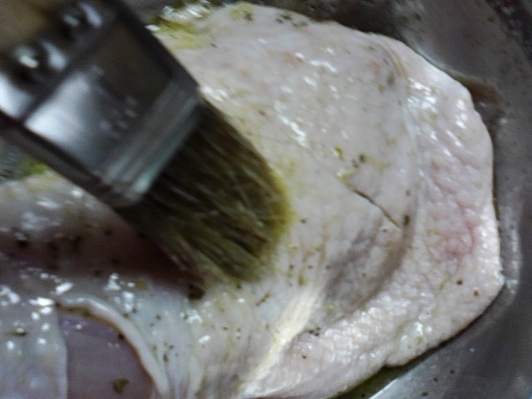 Pulpe cu rozmarin si cartofi cu parmezan