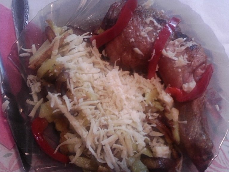 Pulpe cu rozmarin si cartofi cu parmezan