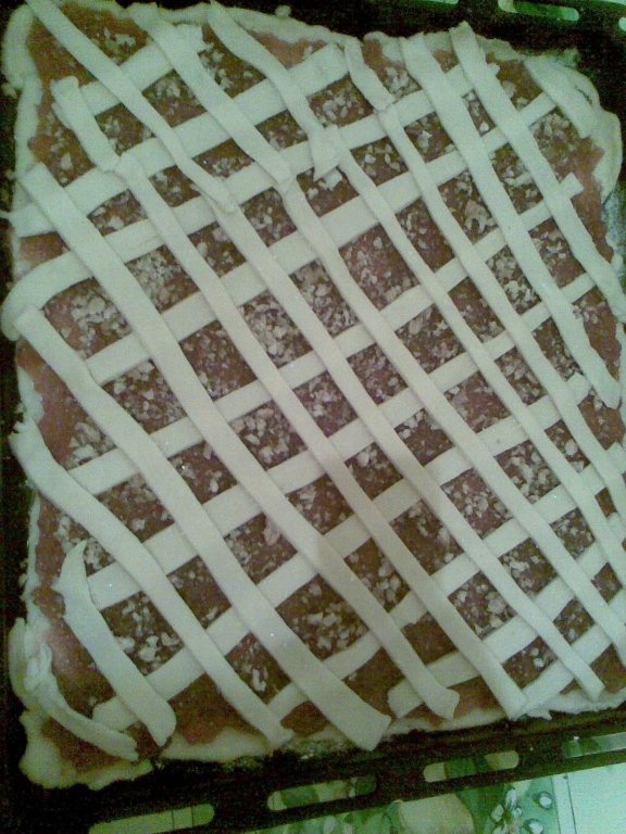 prajitura cu dulceata si nuci cu aluat fraged