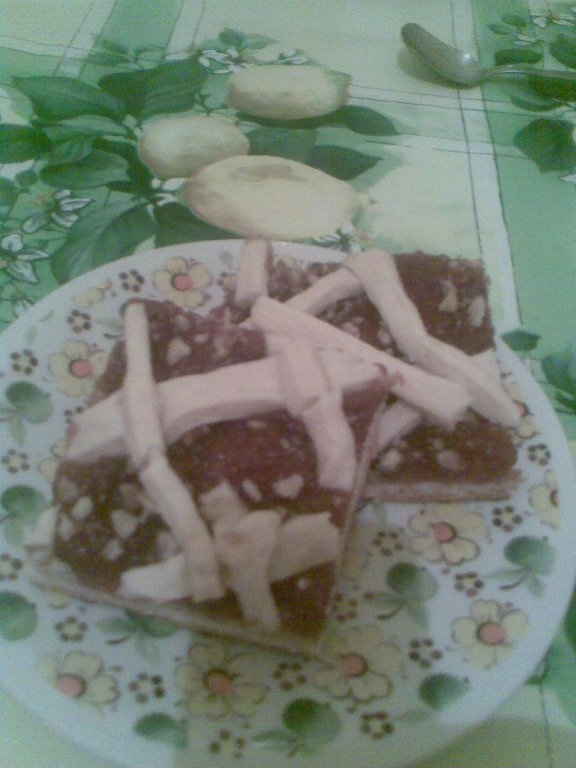 prajitura cu dulceata si nuci cu aluat fraged