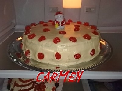 Tort cu doua creme si ornat cu cirese