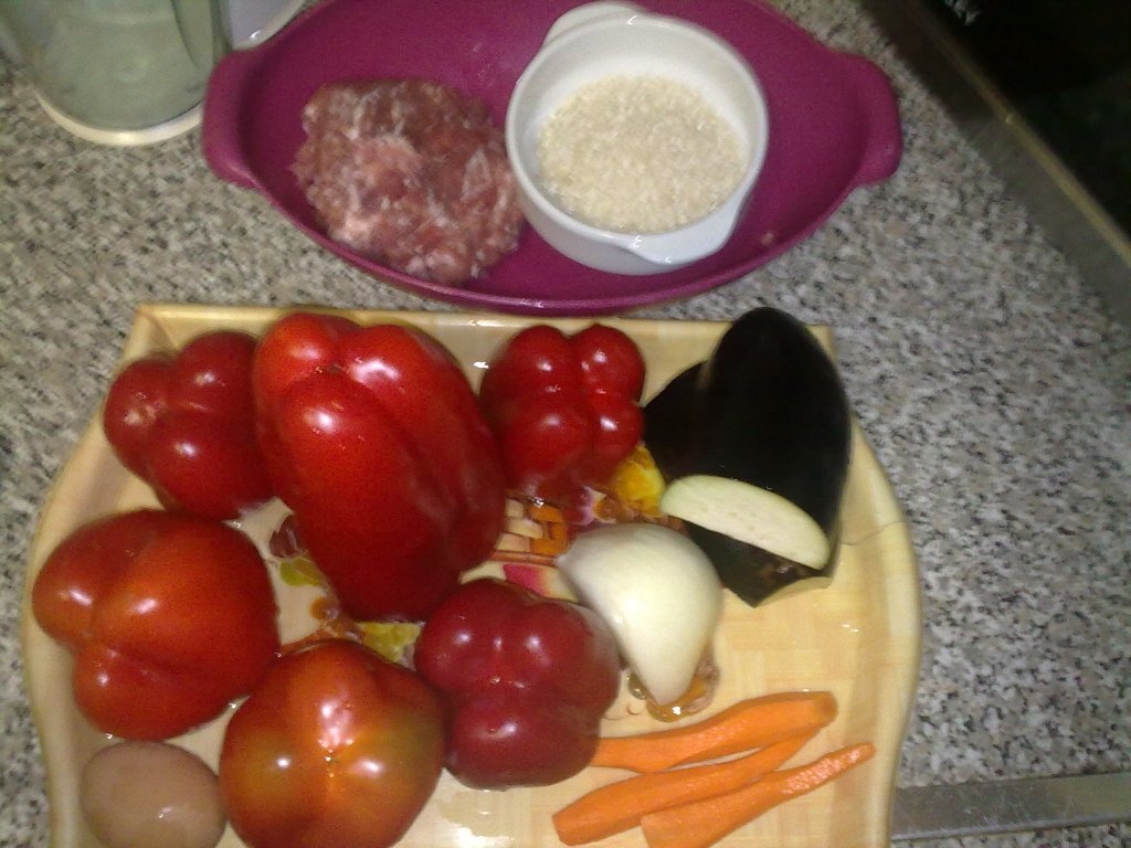 Ardei umplut cu legume, carne si orez