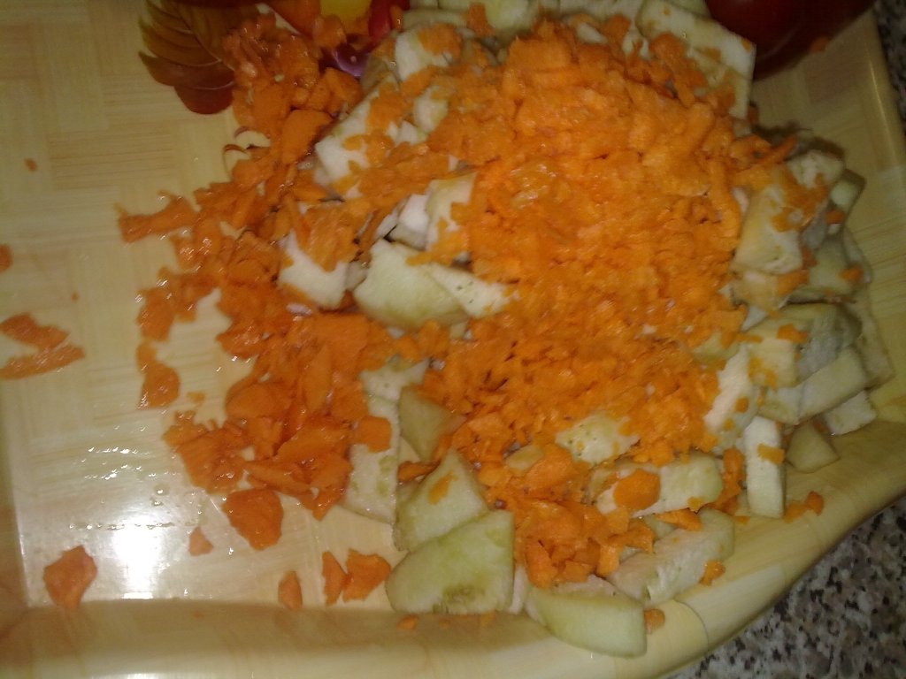 Ardei umplut cu legume, carne si orez