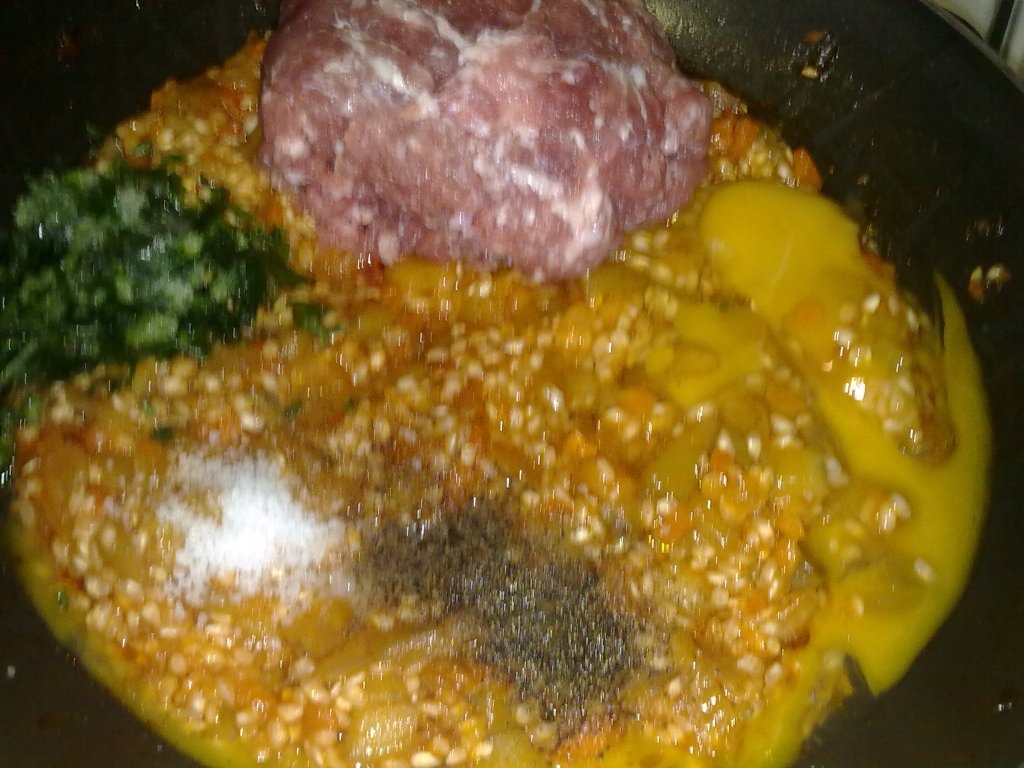 Ardei umplut cu legume, carne si orez