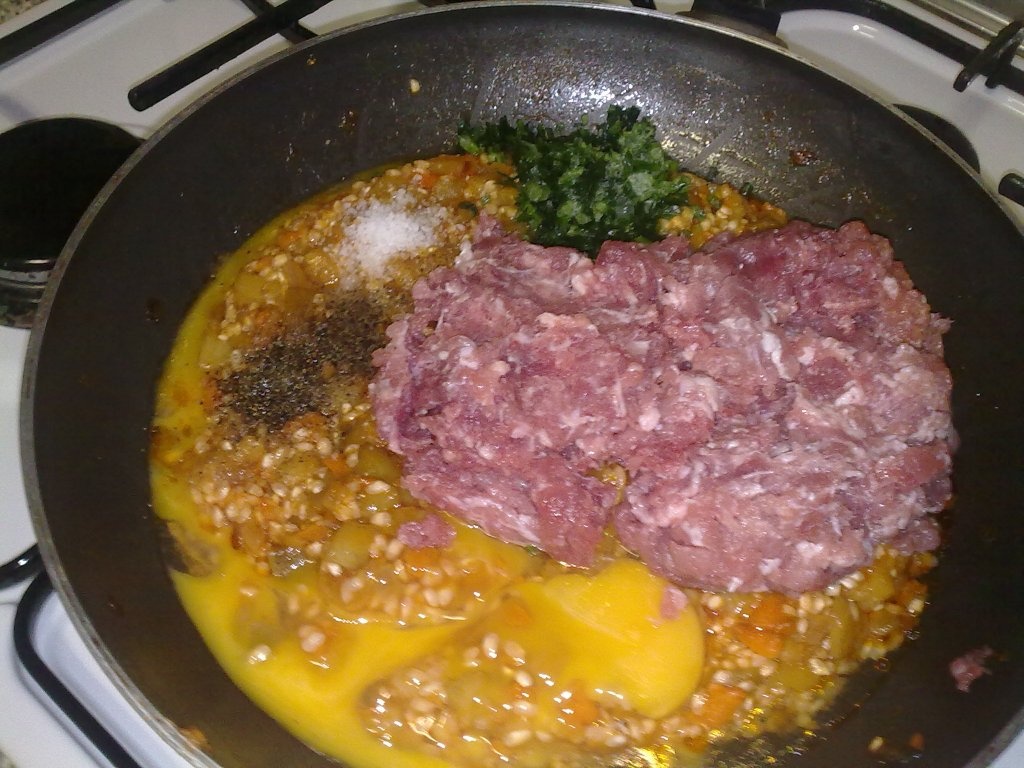 Ardei umplut cu legume, carne si orez