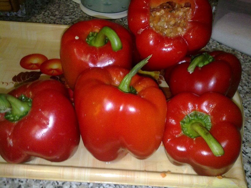 Ardei umplut cu legume, carne si orez