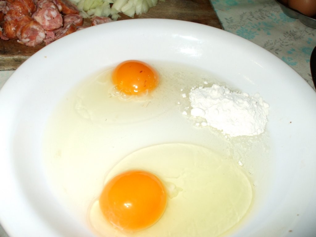 Omleta Calzone cu carnati