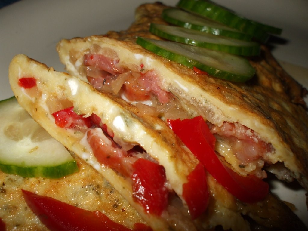 Omleta Calzone cu carnati