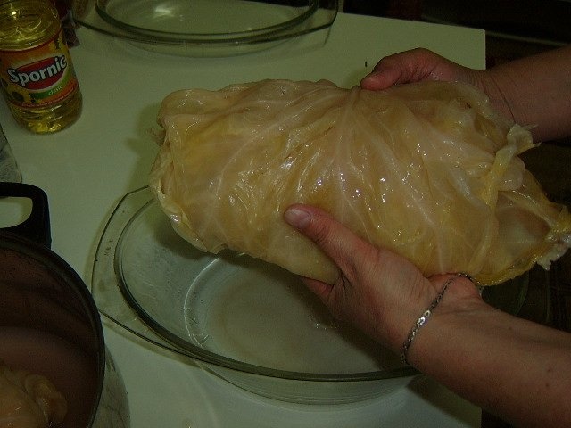 Piept de curcan invelit in foi de varza acra