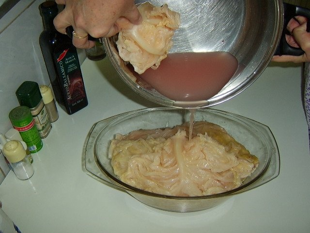 Piept de curcan invelit in foi de varza acra