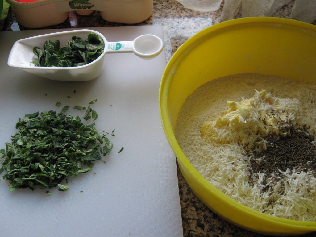 Pogacele cu telemea de oaie si oregano verde