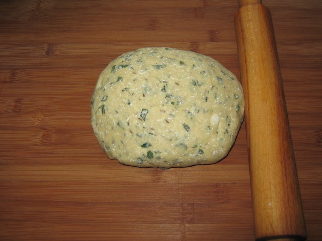 Pogacele cu telemea de oaie si oregano verde