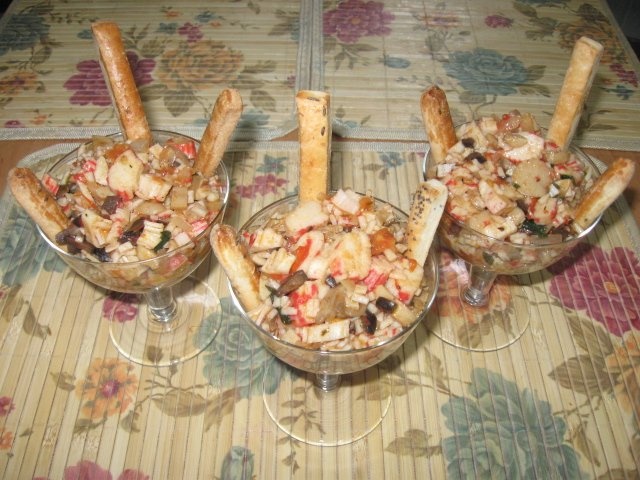 Salata de surimi cu sos rosu