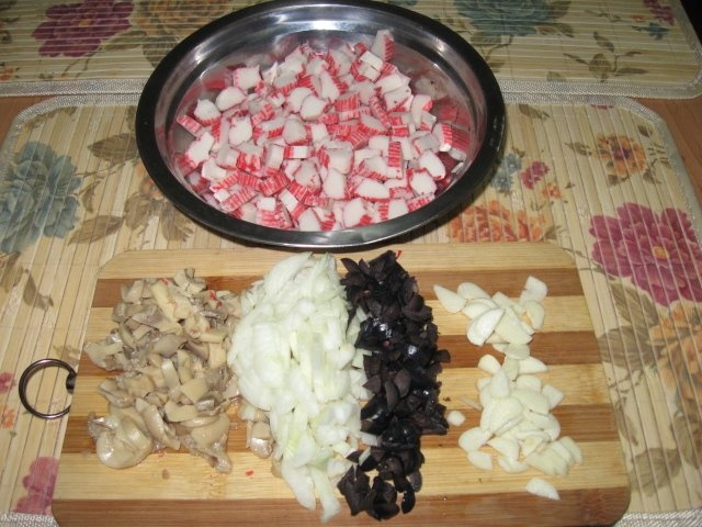 Salata de surimi cu sos rosu