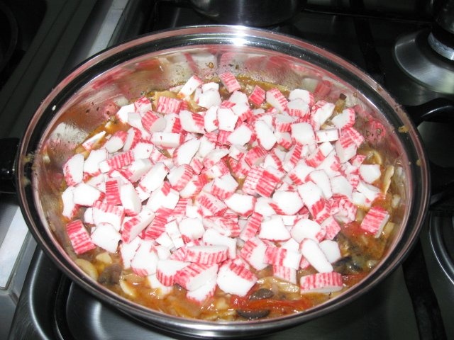 Salata de surimi cu sos rosu