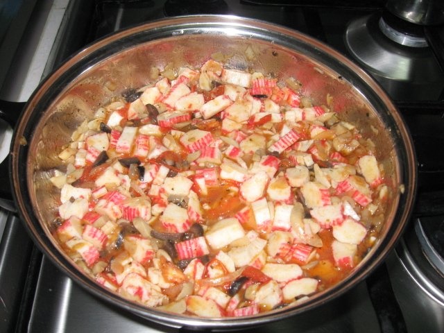 Salata de surimi cu sos rosu