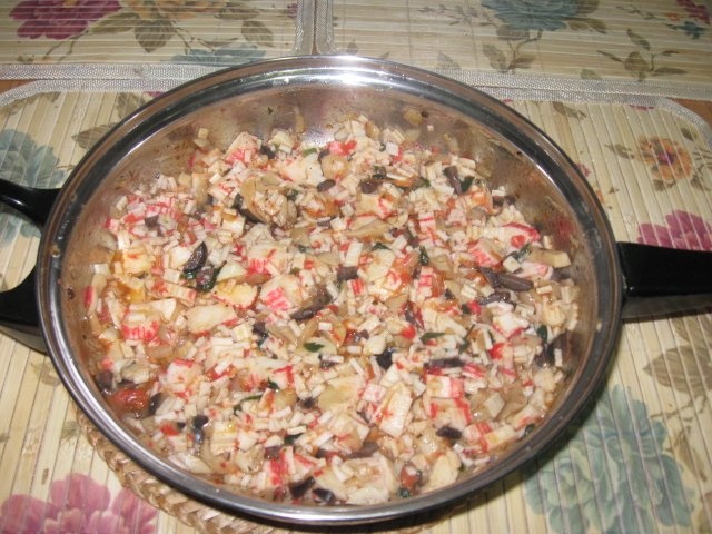 Salata de surimi cu sos rosu