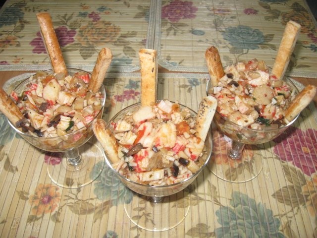 Salata de surimi cu sos rosu