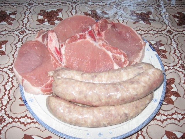 Cotlet  si carnati de porc in sos de vin la cuptor