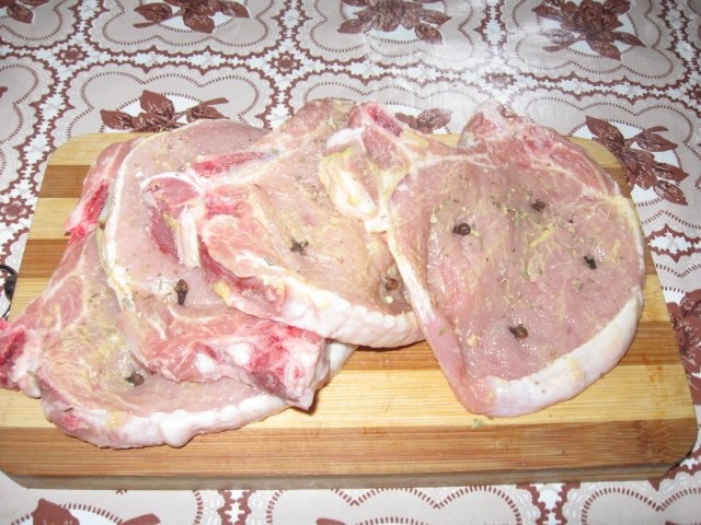 Cotlet  si carnati de porc in sos de vin la cuptor