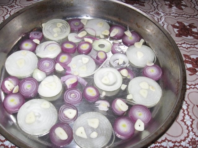 Cotlet  si carnati de porc in sos de vin la cuptor