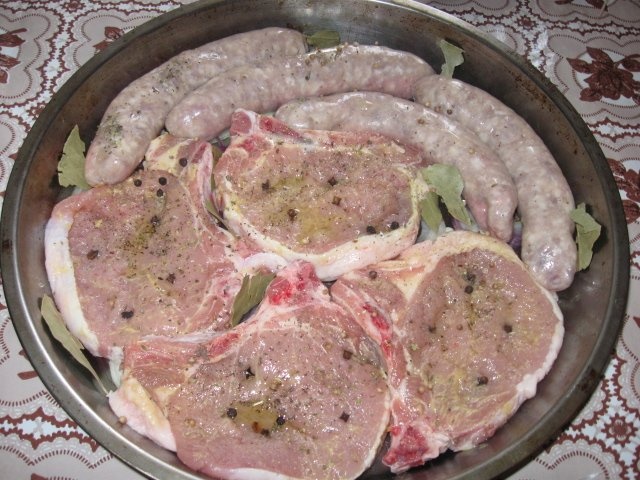 Cotlet  si carnati de porc in sos de vin la cuptor