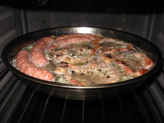 Cotlet  si carnati de porc in sos de vin la cuptor