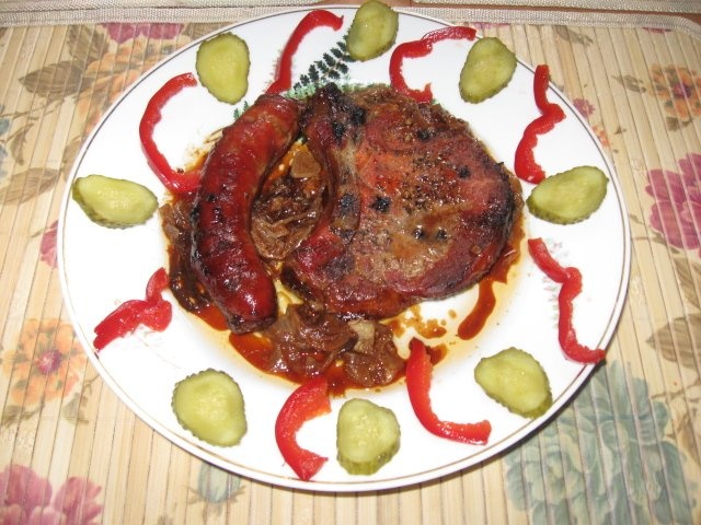 Cotlet  si carnati de porc in sos de vin la cuptor