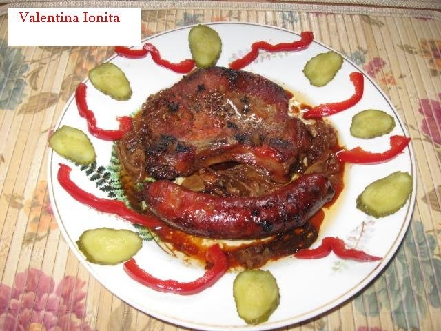 Cotlet  si carnati de porc in sos de vin la cuptor