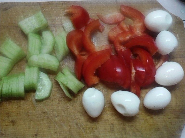 Salata  cu ficat de porc cu oua de prepelita