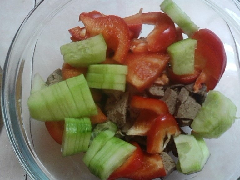 Salata  cu ficat de porc cu oua de prepelita