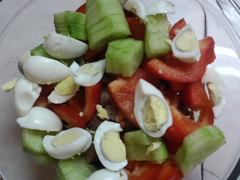 Salata  cu ficat de porc cu oua de prepelita