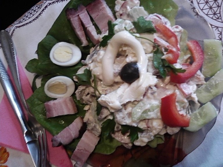 Salata  cu ficat de porc cu oua de prepelita