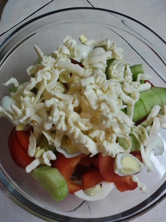 Salata  cu ficat de porc cu oua de prepelita