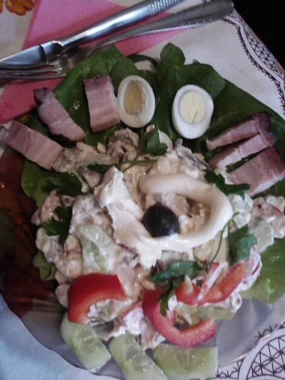 Salata  cu ficat de porc cu oua de prepelita
