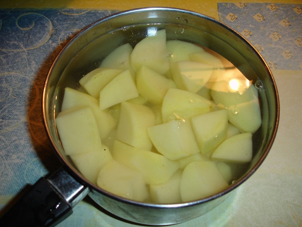 Piept de pui la gratar cu cartofi taranesti