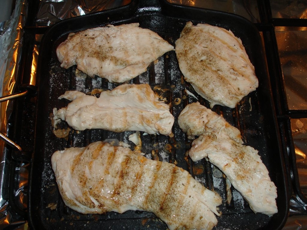 Piept de pui la gratar cu cartofi taranesti