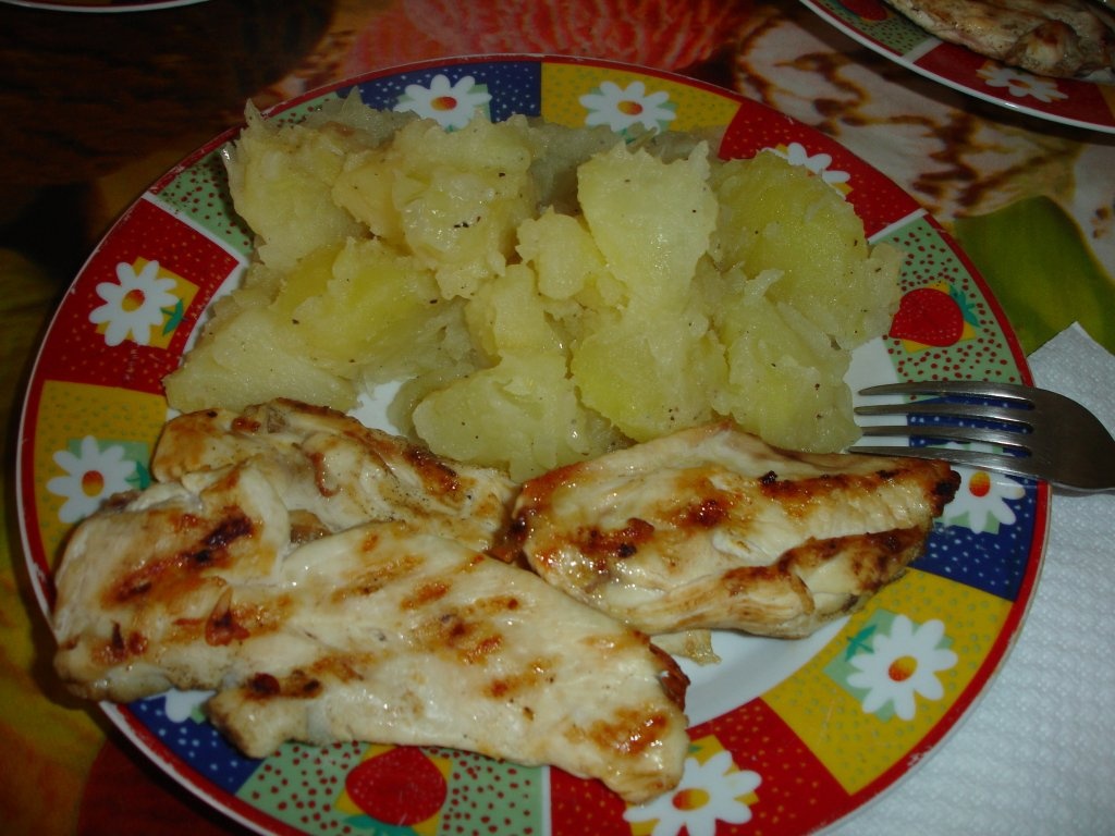 Piept de pui la gratar cu cartofi taranesti