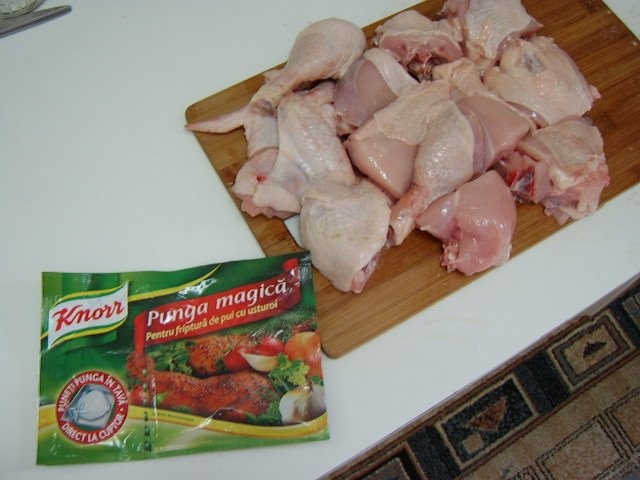 Pui la punga cu garnitura mexicana si morcovi mici