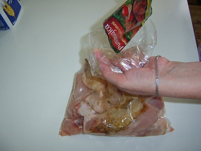 Pui la punga cu garnitura mexicana si morcovi mici