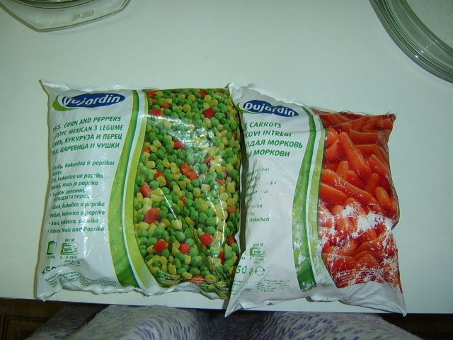 Pui la punga cu garnitura mexicana si morcovi mici