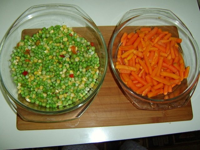 Pui la punga cu garnitura mexicana si morcovi mici