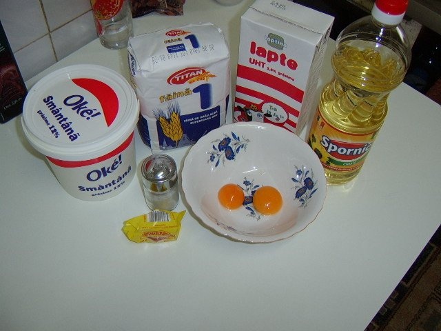 Langosi cu smantana, usturoi si branza