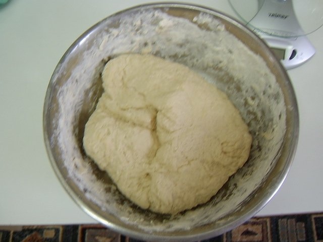 Langosi cu smantana, usturoi si branza