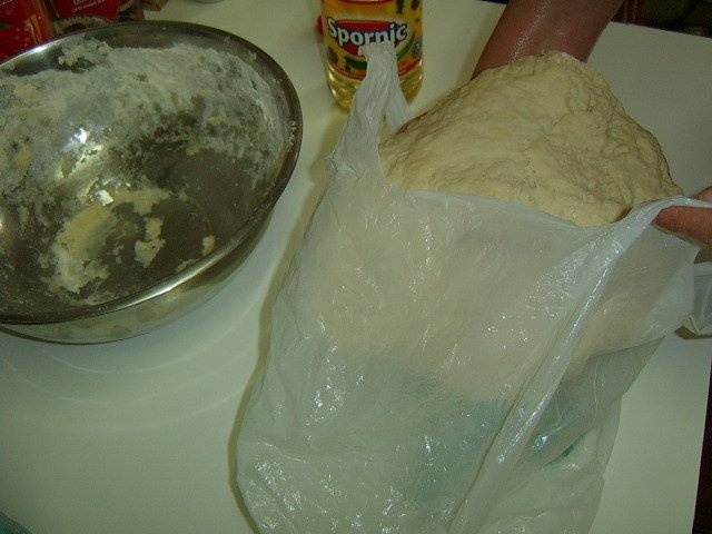 Langosi cu smantana, usturoi si branza