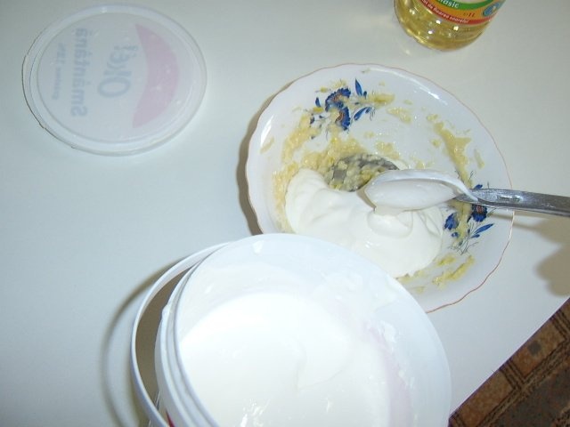 Langosi cu smantana, usturoi si branza